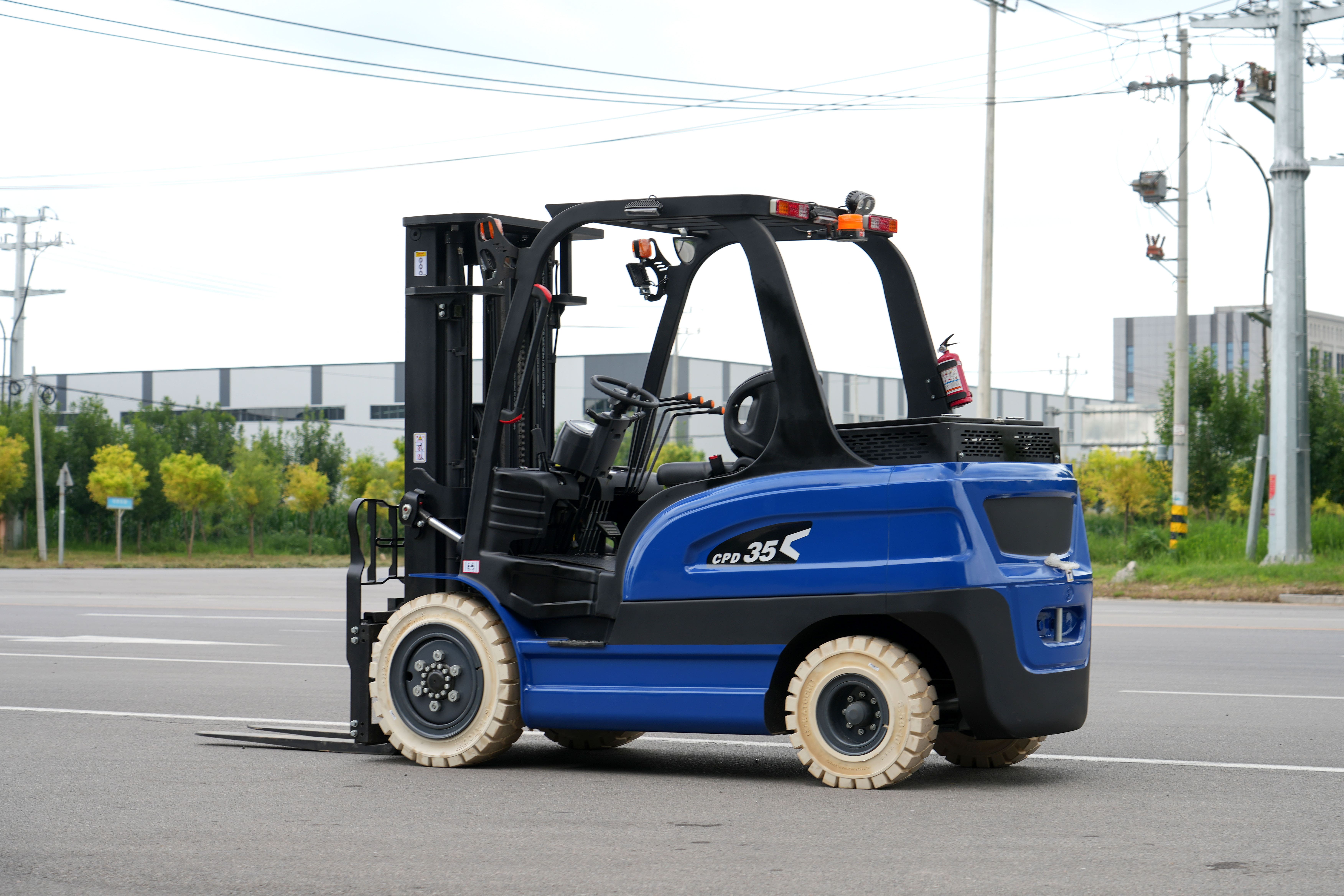 3.5 Ton Electric Forklift with Non-Marking Tires 3.5 Ton Electric Forklift with Non-Marking Tires