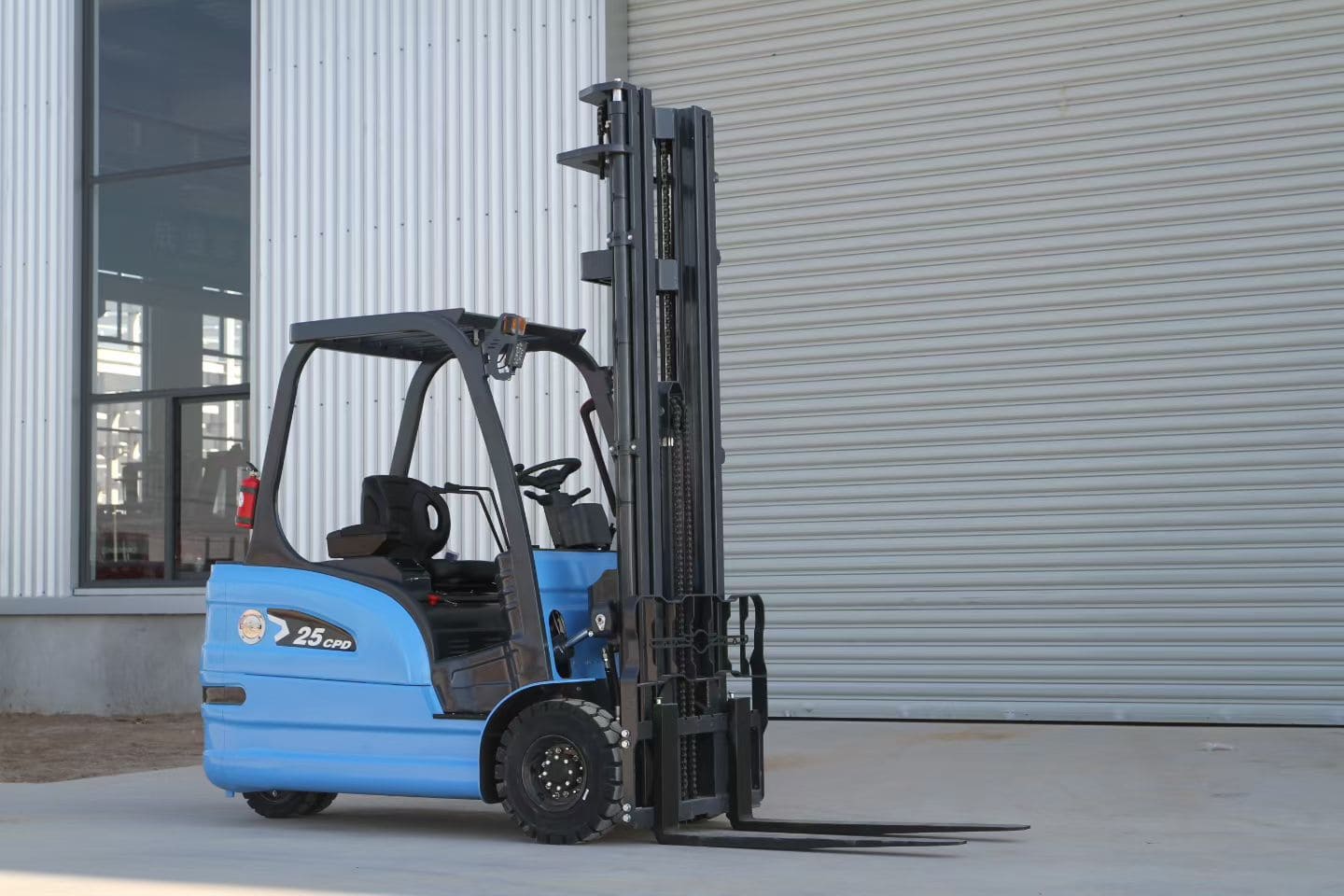 2.5 Ton Three-Wheel Electric Forklift 2.5 Ton Three-Wheel Electric Forklift
