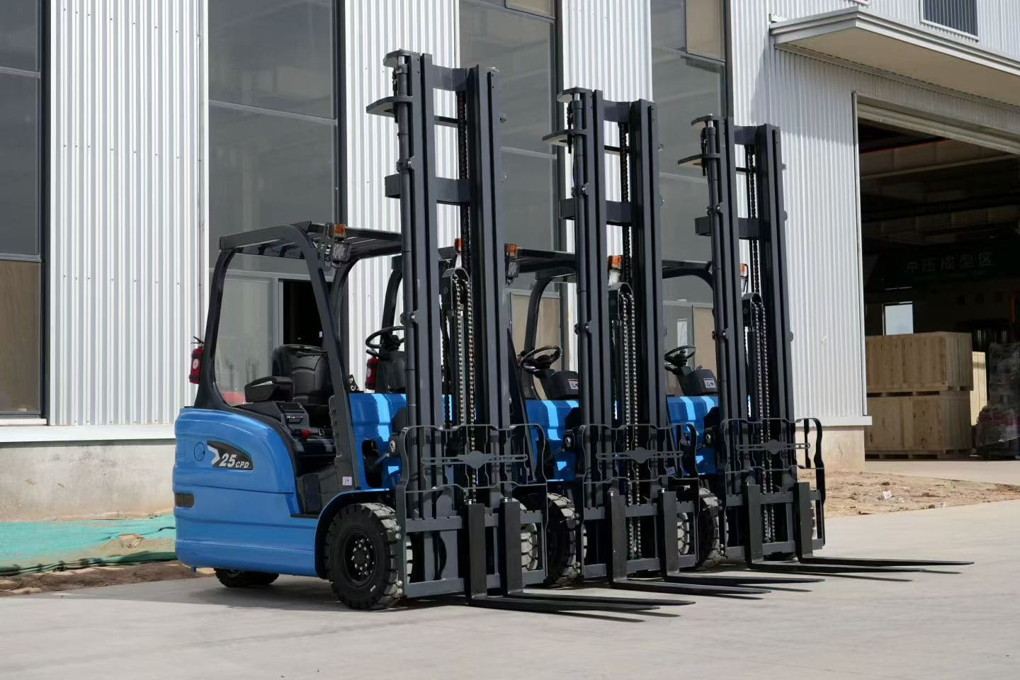 2.5 Ton Three-Wheel Electric Forklift 2.5 Ton Three-Wheel Electric Forklift