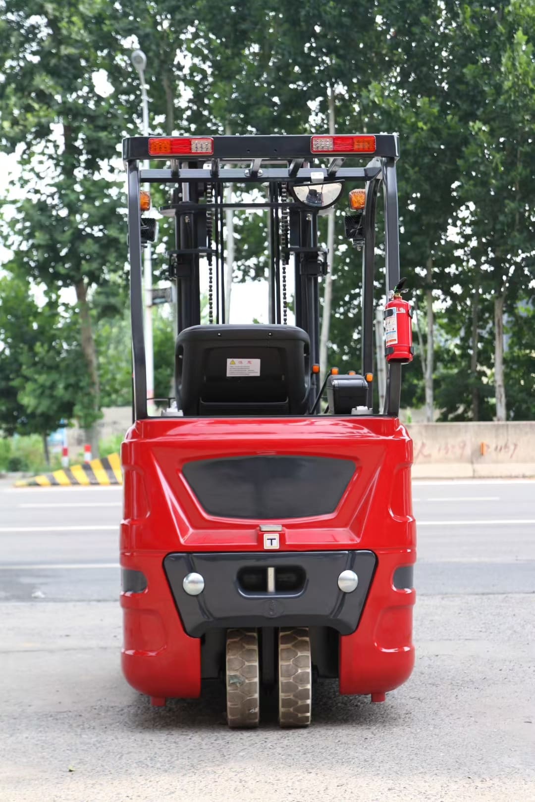 1.6 Ton 3-Wheel Electric Forklift 1.6 Ton 3-Wheel Electric Forklift