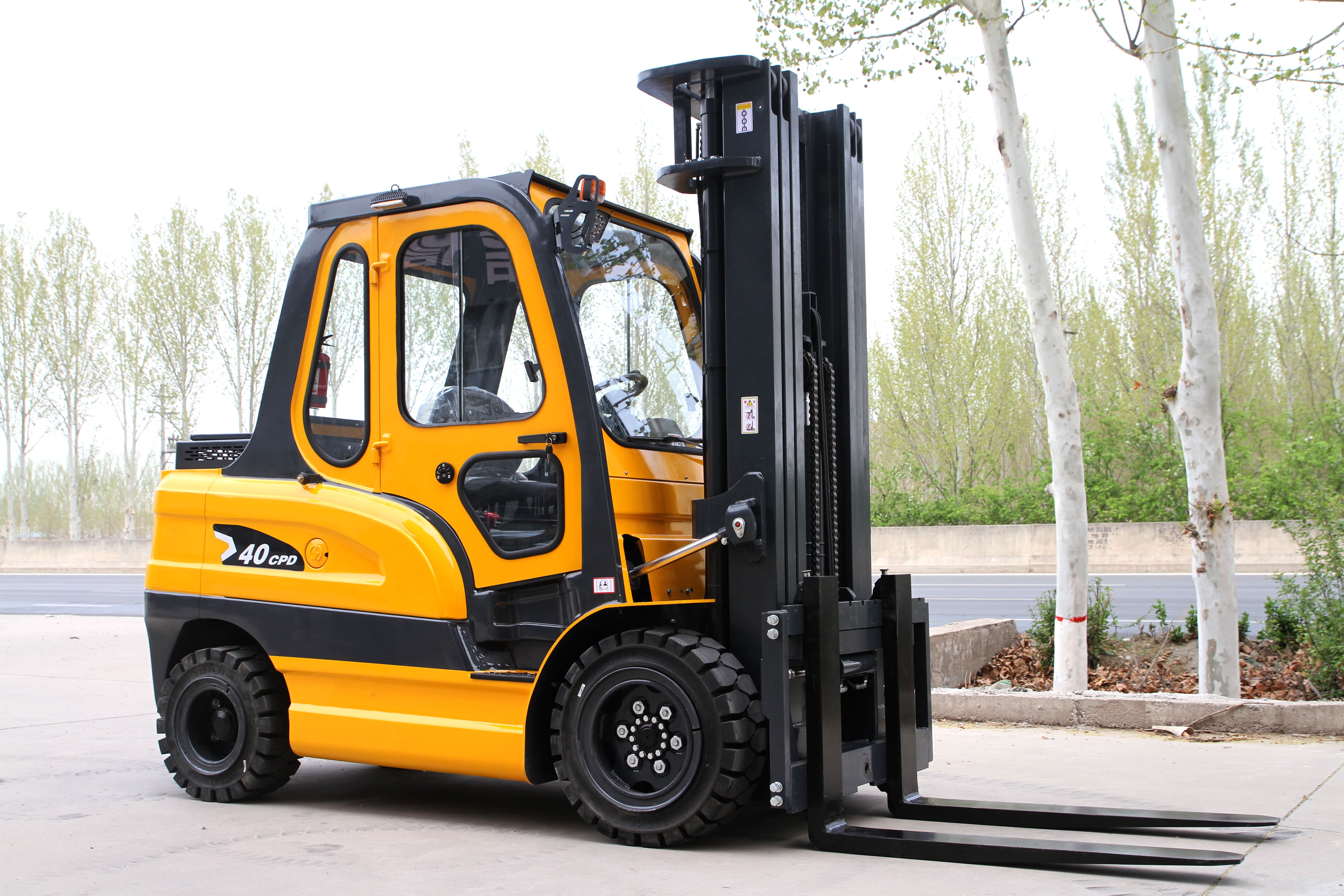 4 Ton Electric Forklift with Cabin 4 Ton Electric Forklift with Cabin