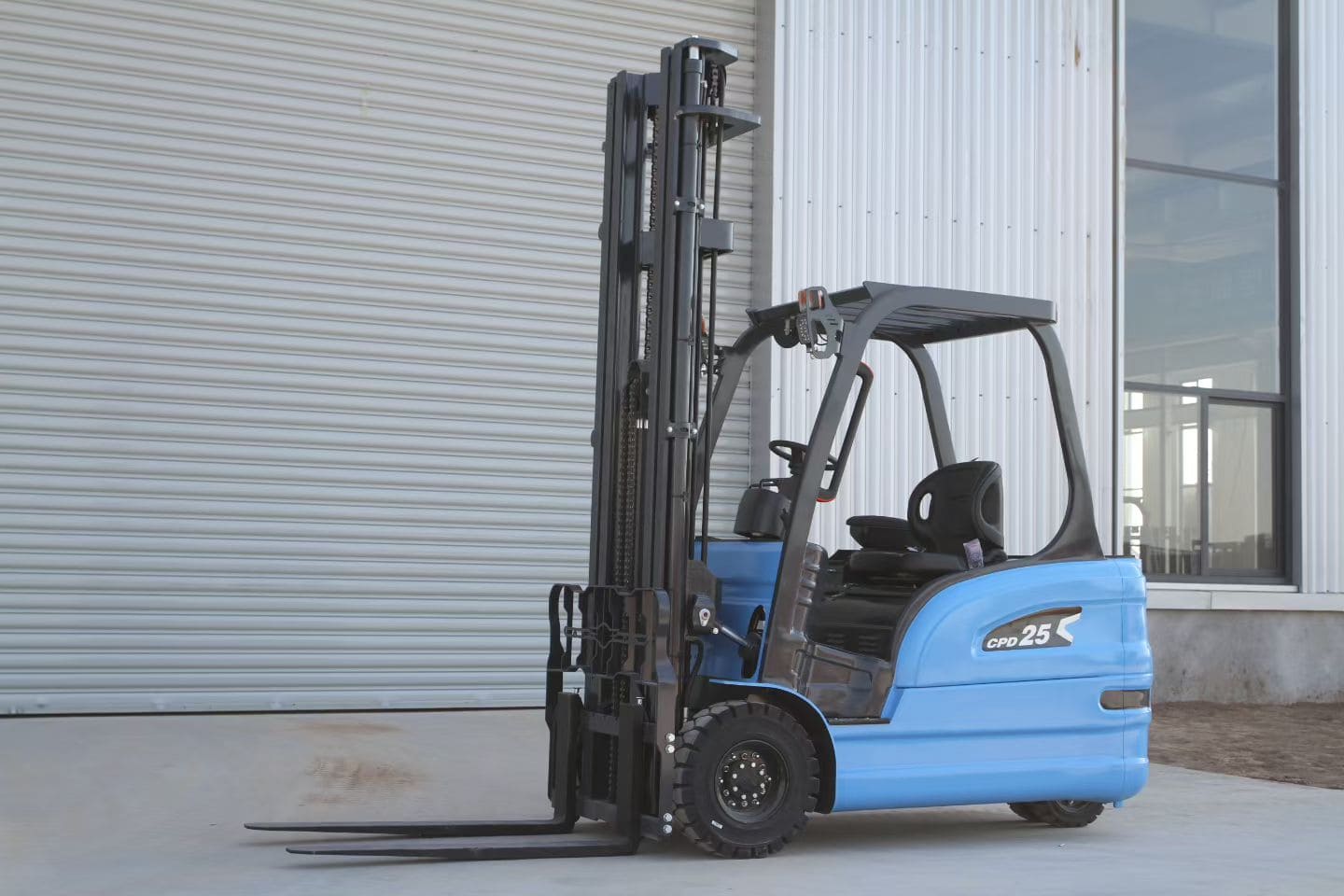 2.5 Ton Three-Wheel Electric Forklift