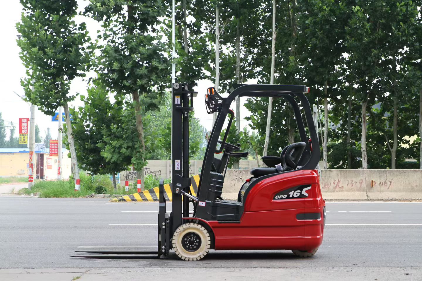 1.6 Ton 3-Wheel Electric Forklift