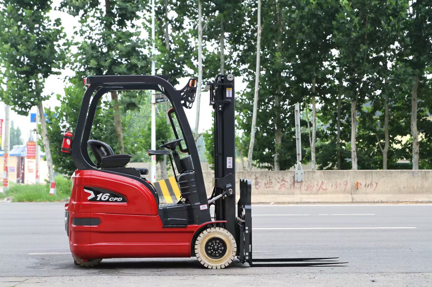 1.6 Ton 3-Wheel Electric Forklift