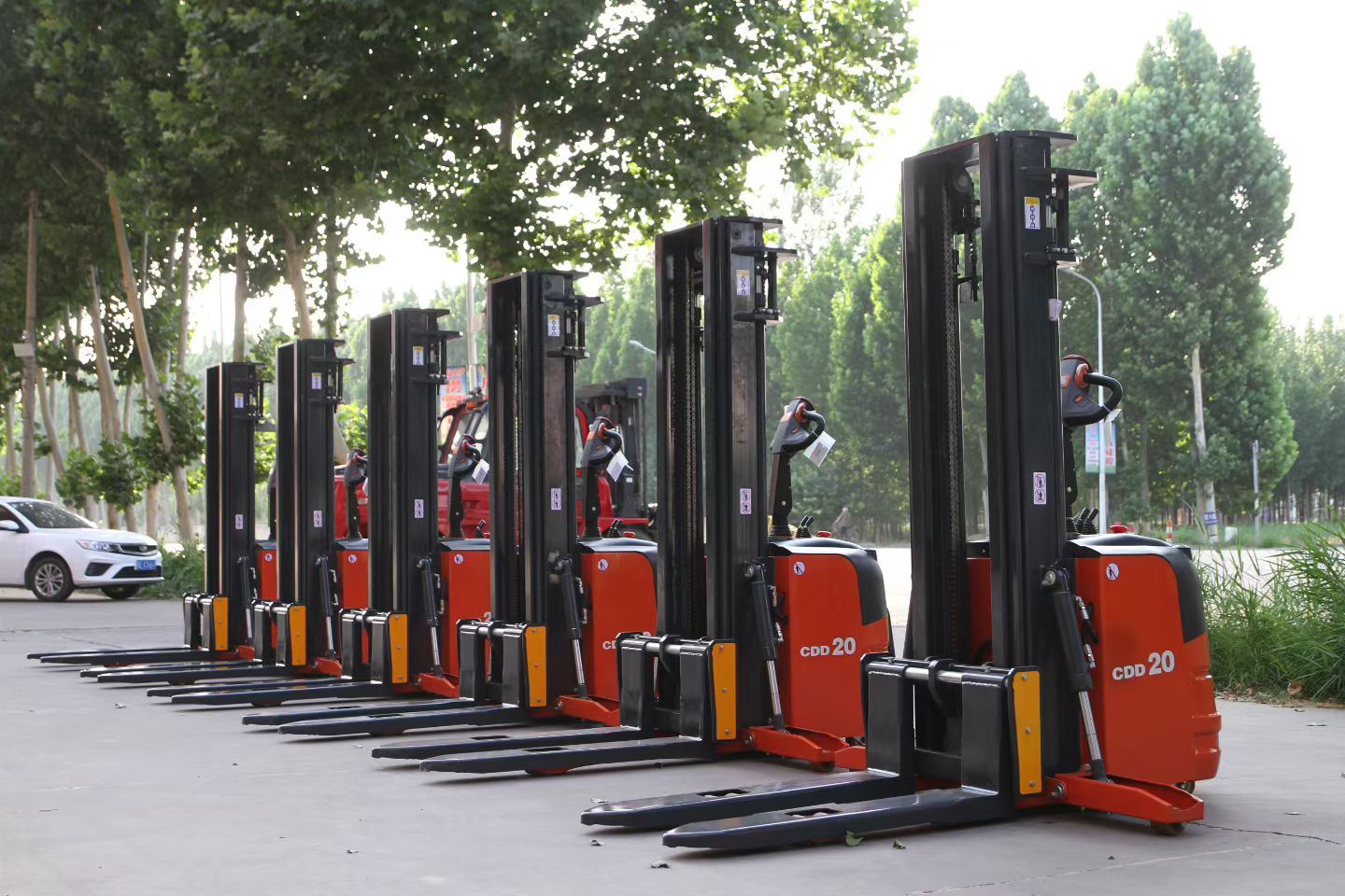 How to Choose an Electric Stacker for Your Warehouse